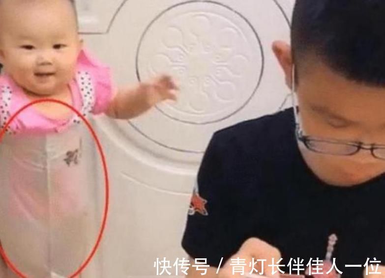 哥哥|哥哥为打游戏,把妹妹进行了“捆绑”,给出的理由让爸妈哭笑不得