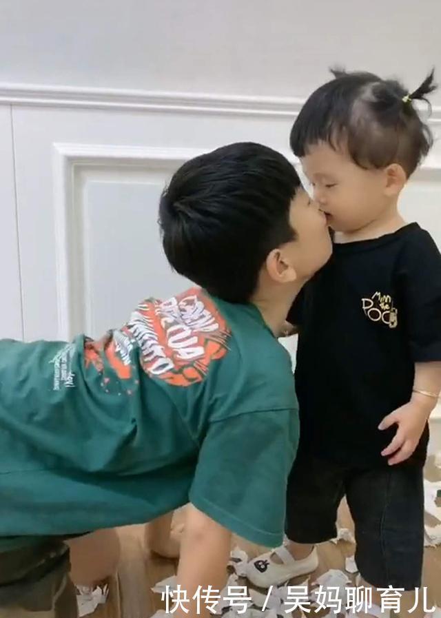 笑颜如花|妹妹撕碎哥哥的暑假作业,哥哥“欣喜若狂”,妈妈见状再买一本