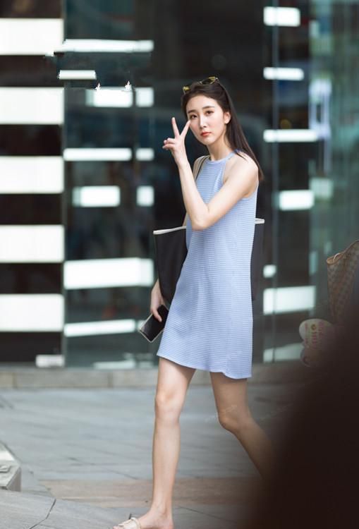 街拍：脸上化了淡淡妆的美女，白色连衣裙清爽大方，端庄秀丽