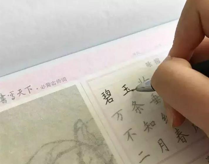 3年级男孩的作业本走红，字迹堪比“印刷体”，妈妈却开心不起来