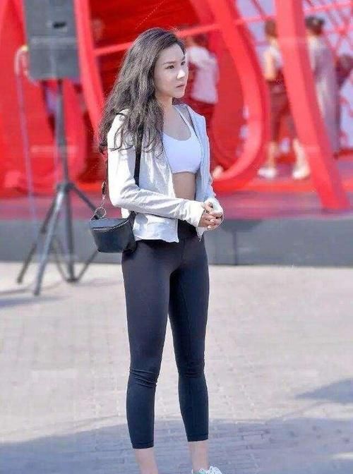 尖头高跟鞋 美女脚上搭配上一双绸缎面料的尖头高跟鞋，带着一种轻奢的魅力