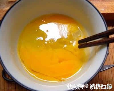 软炸馒头片,直接挂鸡蛋就错了,难怪不好吃,大厨这样做才对