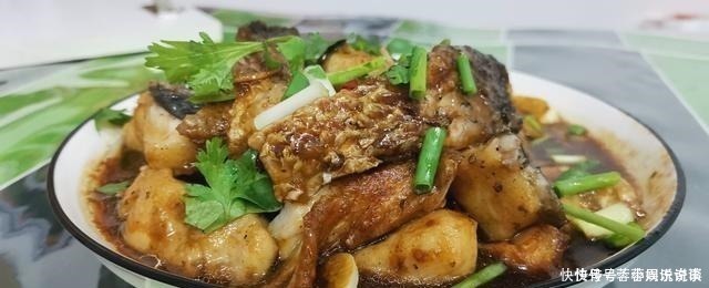 我家草鱼从不红烧，教你懒人做法，不加一滴水，上桌被全吃光！