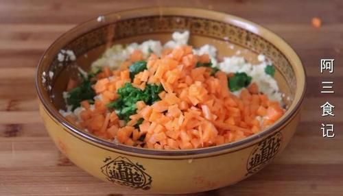 芹菜叶加豆腐一起做，实在太香了，营养又解馋，一次一大盘不够吃