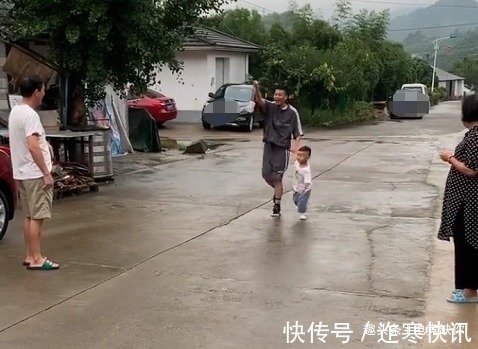 猪肉|“土豪舅舅”带娃提着肉走出六亲不认的步伐,有趣的灵魂万里挑一