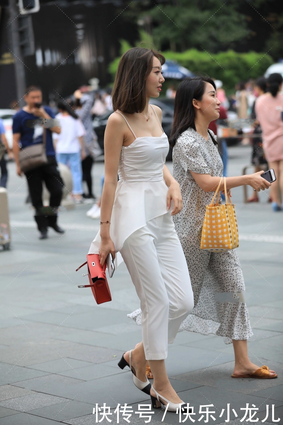 穿搭|全黑色套装才显瘦又干练?全白色套装,诠释别样的轻熟穿搭范式