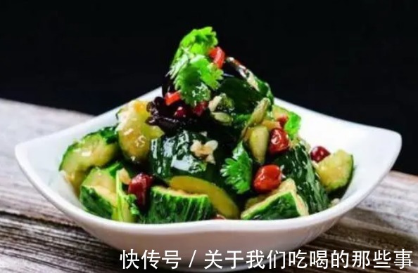 黄瓜|凉拌黄瓜不能直接加调料,厨师长教你3个技巧,脆爽又入味,好吃