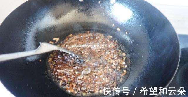 这种让人垂涎欲滴的虾的做法，金牌虾仁面筋，美味可口超好吃！