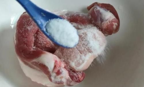 冻得像砖块的肉,不要用热水泡,学会解冻小妙招,肉吃着鲜嫩不腥