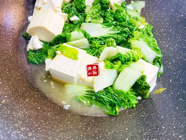 天说冷就冷了,来一锅热乎乎的白菜豆腐,很暖心