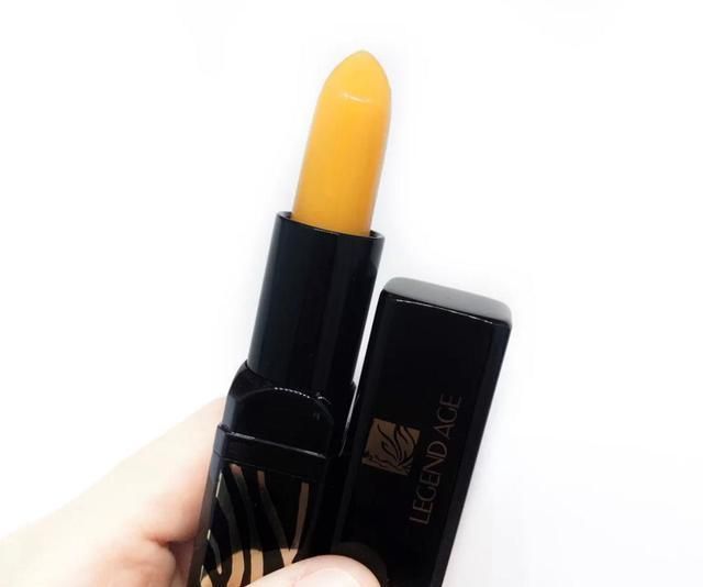 唇皮|嘴唇干裂如何快速“修复”?睡前简单三招,唇干女生“秒变嘟唇”