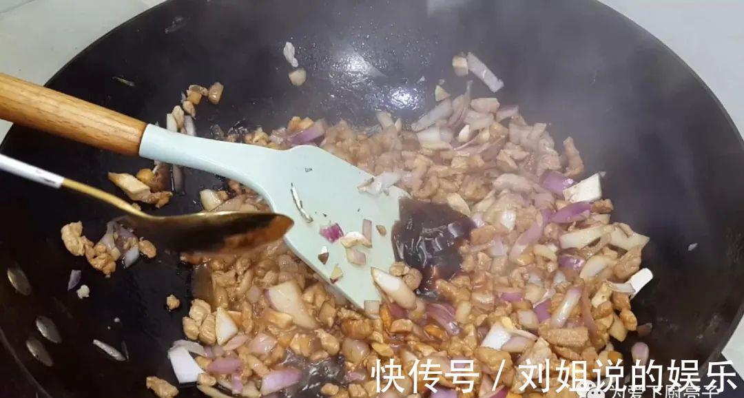 肉末豆腐煎饼|豆腐鸡蛋饼做法,锅里一焖,比吃红烧肉还香,上桌连汤子都不剩