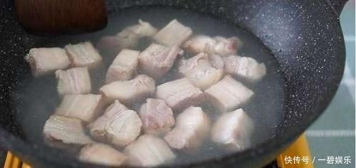 做红烧肉时,别只会炒糖色!多加一点“它”,肉香四溢,入口即化