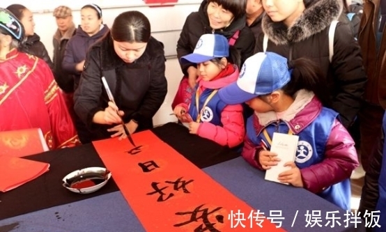 下联&棺材店门前的对联,上联“人无千岁寿”,下联更是让人称赞不已