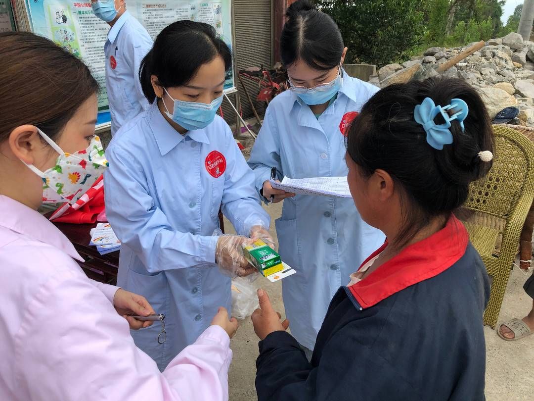 附属口腔医院|“口腔健康，全身健康” 医生为村民现场义诊
