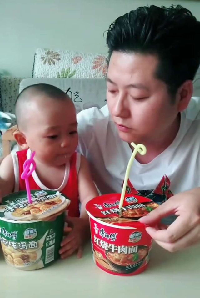 吸管|“最调皮爸爸”火了,儿子厌食不吃奶,用偷梁换柱的办法套路儿子