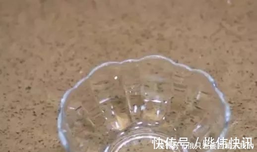 衣物|洗衣服时别只放洗衣液,多放一碗它,不用搓洗,衣服干净如新!