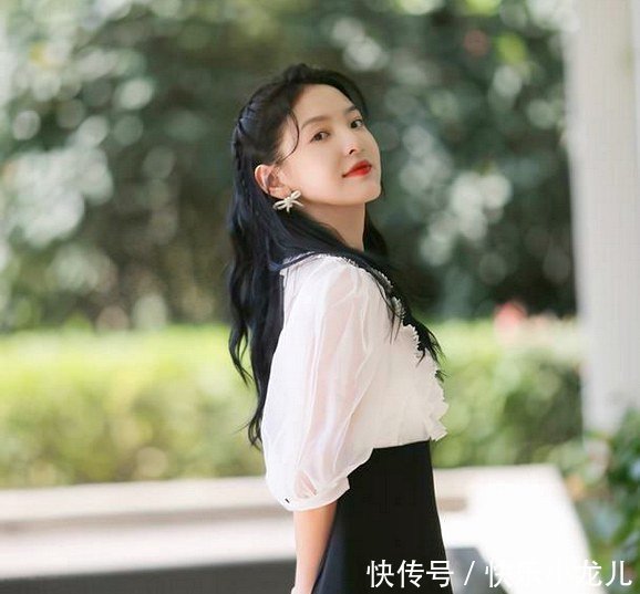 衬衫|薄纱衬衫配高腰A字裙清新时髦,回头率爆表