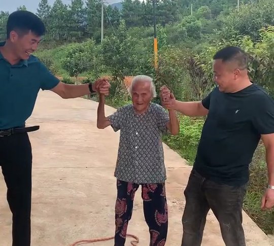 老人|全县“最大网红”！这位102岁奶奶火了