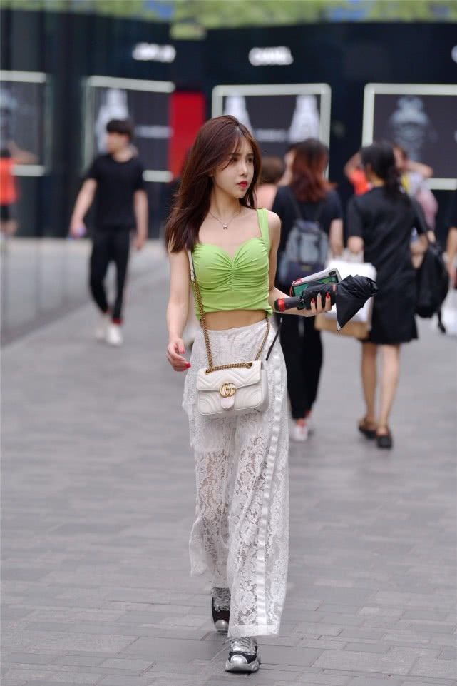 美女|短发美女抹胸上衣配个性长裤,很显女人味,减龄不失少女感