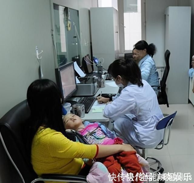 宝妈|儿子半夜发烧,医院排800多号宝妈愤怒投诉,医生:无理取闹