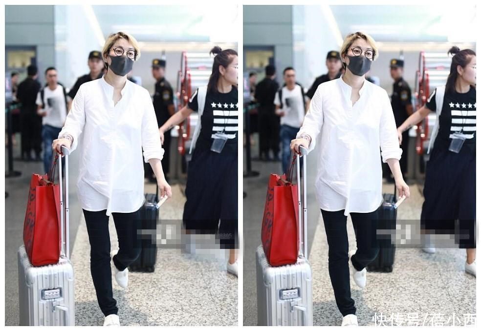 穿搭|58岁毛阿敏越老越时髦，穿白衬衫配牛仔裤走机场，170身材太出挑