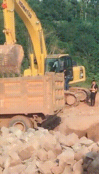 |笑话:这是啥意思啊,开挖掘机还带着媳妇?