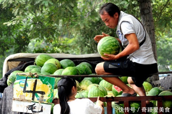  买西瓜分清“公母”，只买“母”瓜，香甜多汁，记住3点不会买错