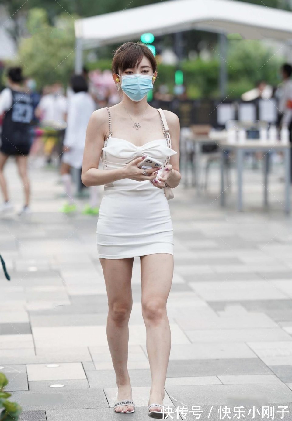 时分|这么可爱的小姐姐，取快递也要穿的漂漂亮亮的，一会一起吃个饭吧