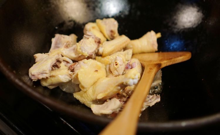 炖鸡汤，记住“2个窍门”，鸡肉不柴鸡汤不腥，汤鲜肉嫩很美味