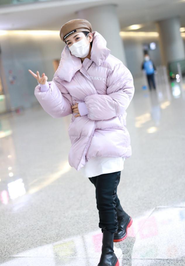 气质 真会扮嫩,白卫衣搭紫色羽绒服保暖又可爱,个性小帽时髦减龄