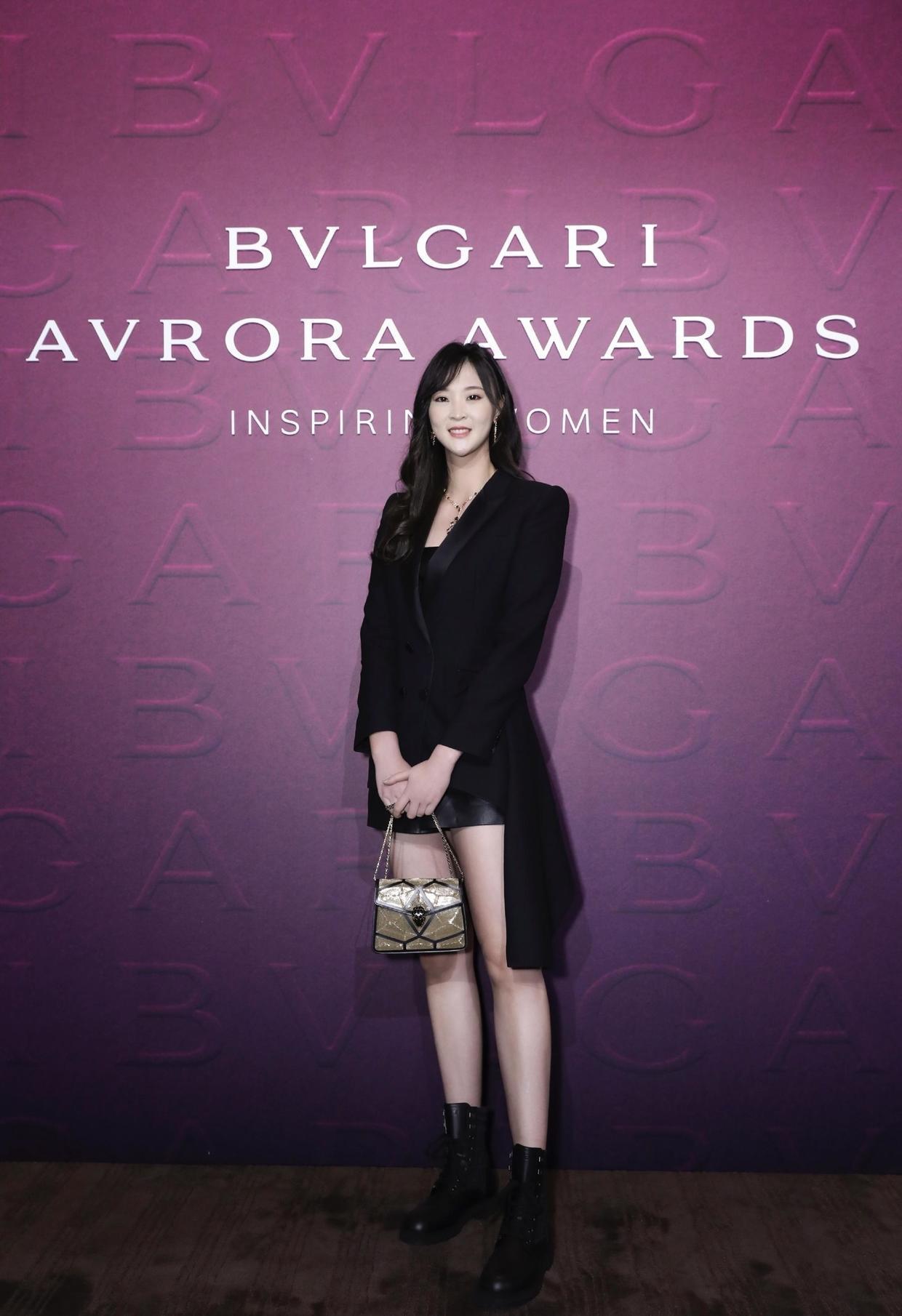 礼服裙|30岁惠若琪的身材被低估了,穿一袭小黑裙亮相凹凸有致,高级优雅