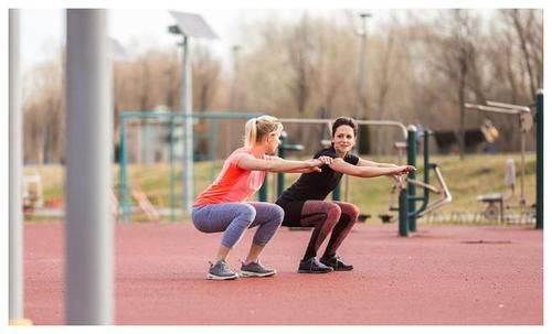 一个女人|女人每天坚持做“深蹲”，一段时间后，会悄悄出现3件“好事”！