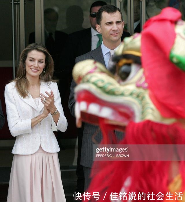 蕾丝!谁说莱蒂齐亚不爱珠宝光是腕间都很精彩,最爱婆婆送的字母手链!