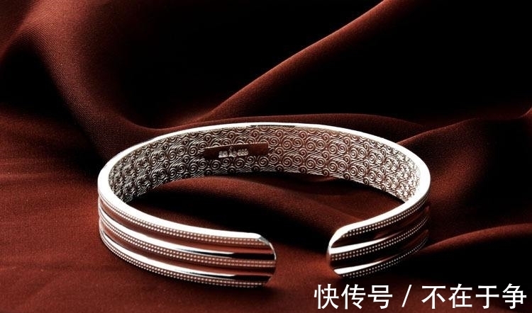 女性 手镯不能随便戴,18岁到50岁的女性,不同年龄段要戴不同的手镯!