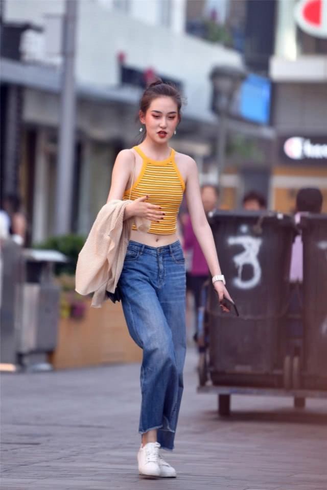  身材|清爽大方的牛仔裤搭配，更显身材与气质，呈现别具一格的气质美