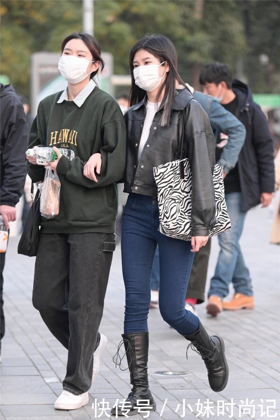 时髦|街拍:初冬时节搭配牛仔裤,保暖时髦还显高级