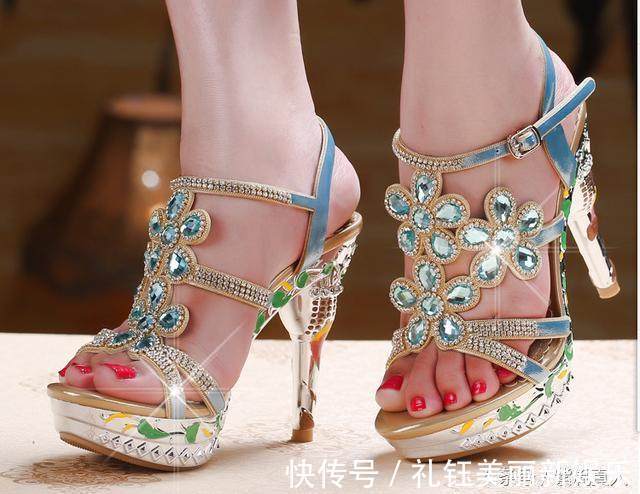 优雅 一双精致迷人的高跟鞋,能让你瞬间气场十足,也是优雅女人的首选