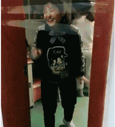 |搞笑 GIF:这样的防身术 男孩子值得拥有