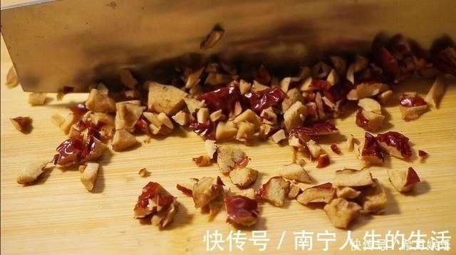 好馋人的糯米糕点，我家经常做，软糯香甜，吃着不上火