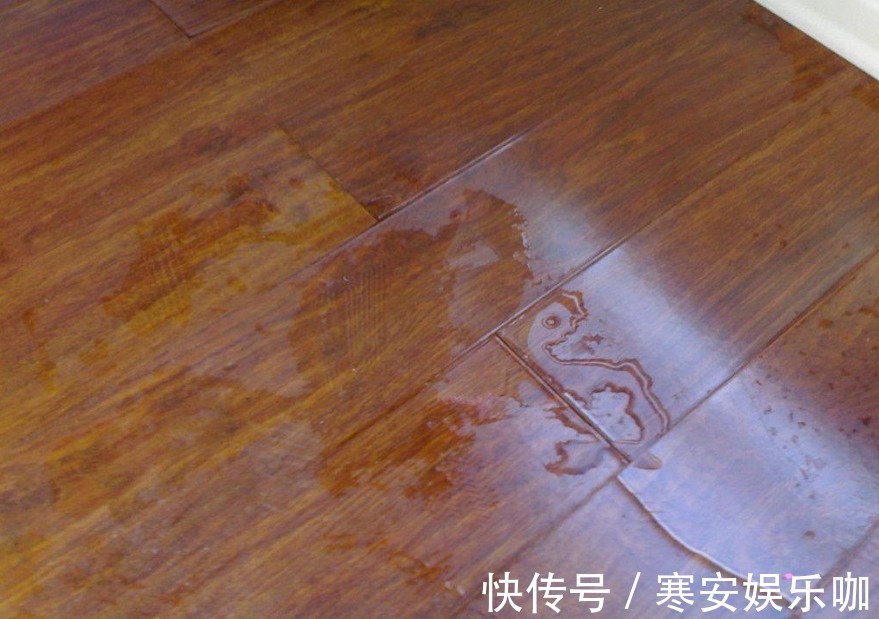 老师傅|地板泡水怎么办?学会老师傅的处理办法,及时挽救家里地板
