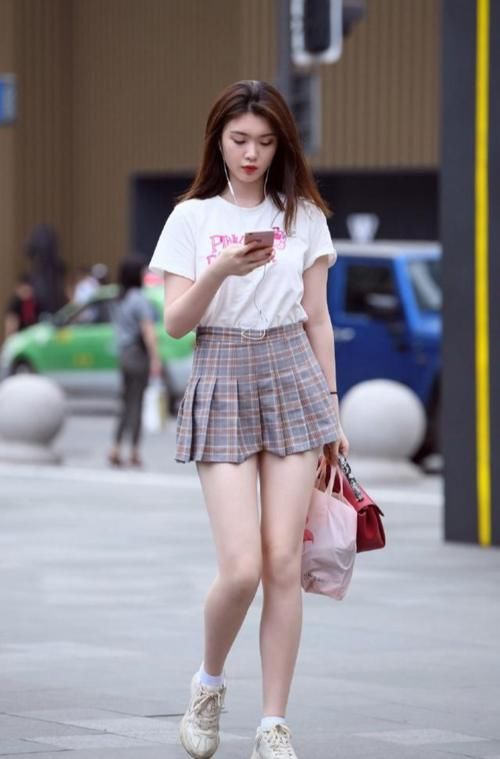 选一件简单的减龄短裙，走出青春的脚步
