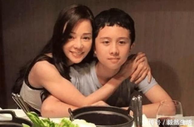 孩子|15岁女儿洗澡不避嫌，爸爸习以为常，小姨无奈训斥不知羞耻