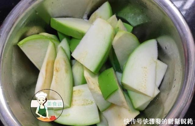 白醋|炒茄子时,直接下锅就错了,大厨教您一招,茄子香软,不油不发黑!