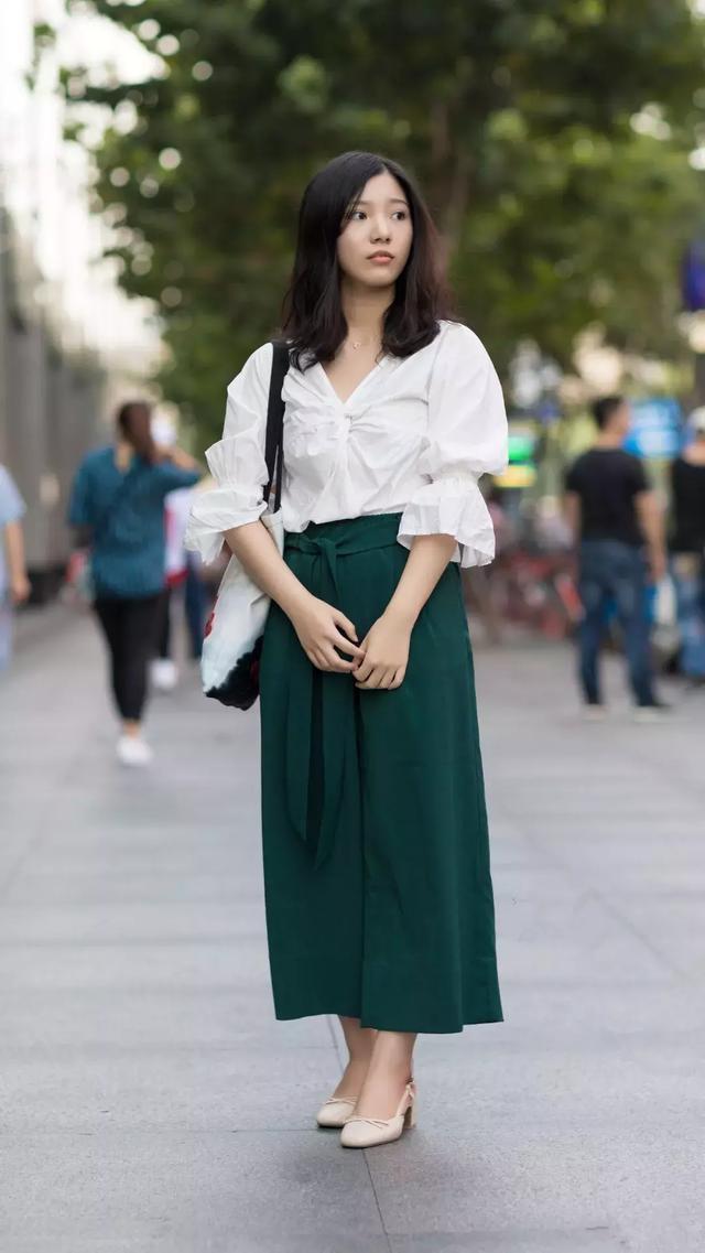 裙子|街拍:身材高挑的美女,柔美的裙子搭配时髦的背心,简约大方