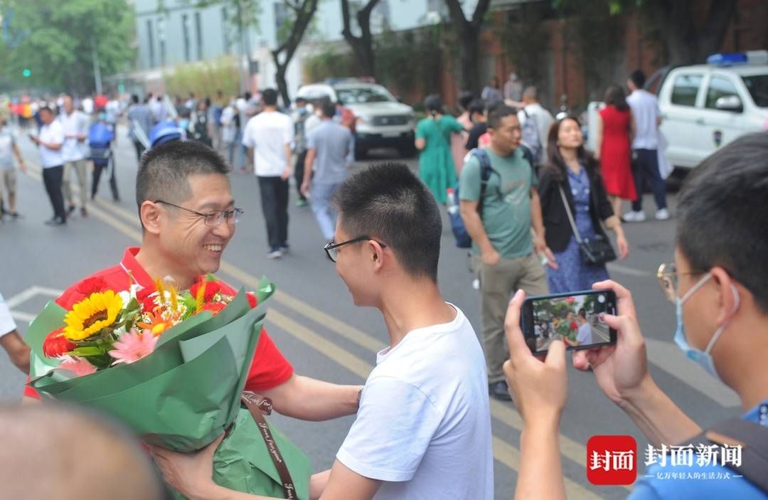 图集|鲜花献恩师 成都七中考场外考生们高呼胜利 合影留念 | 考生