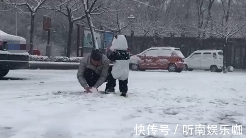 宝妈|“最无情奶爸”带娃玩雪走红,奶奶提着30米大刀在赶来的路上
