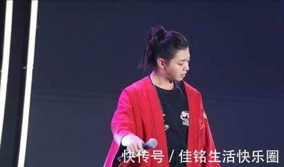 中国红@最美不过“中国红”，霍尊国风外套显气势，真是“国风美男子”！