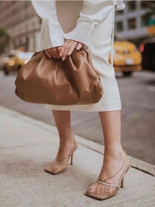 参考价格 翻了身的“土味凉鞋”,这次成了时髦精心中的C位