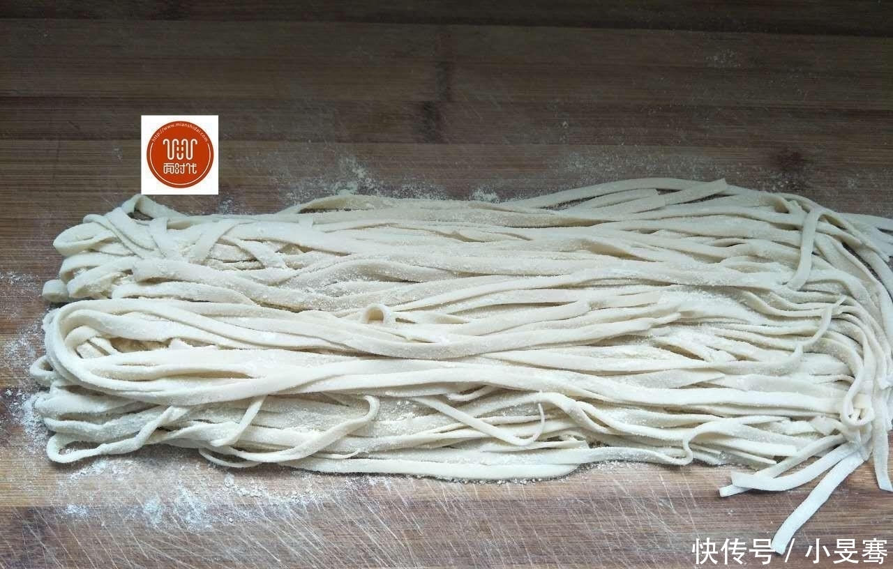 自己做的手工西红柿鸡蛋打卤面,汁浓面爽,比饭馆里的好吃!